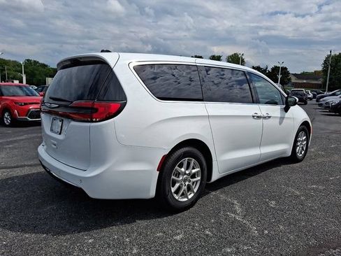 Certified 2023 Chrysler Pacifica Touring-L FWD image 8