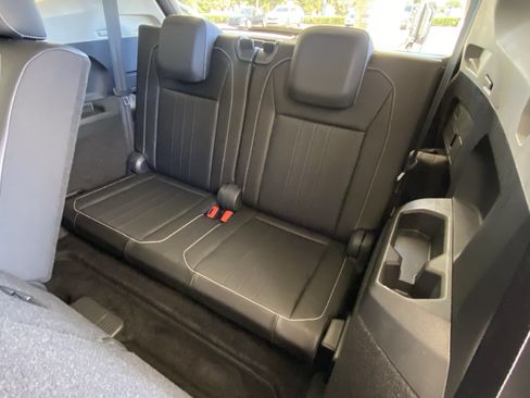 Used 2023 Volkswagen Tiguan SE w/ Panoramic Sunroof Package FWD image 29