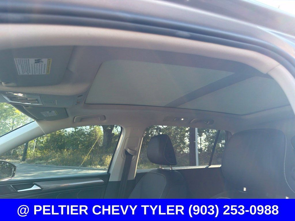 Used 2023 Volkswagen Tiguan SE w/ Panoramic Sunroof Package FWD image 11