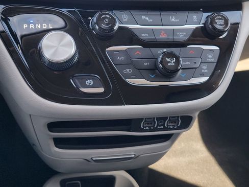 Used 2024 Chrysler Pacifica Touring-L image 20