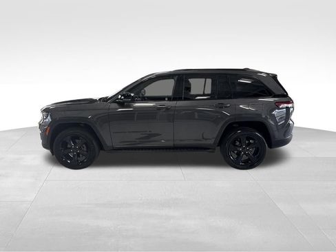 Used 2025 Jeep Grand Cherokee Altitude AWD/4WD image 2