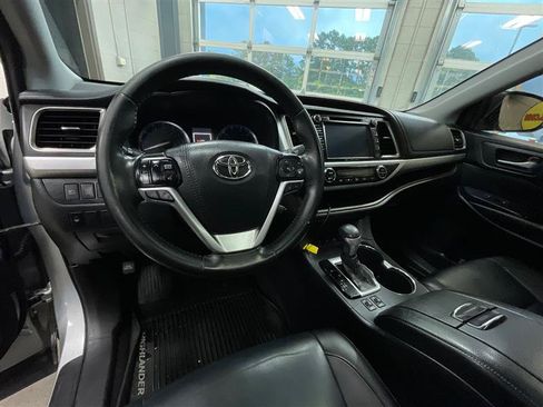 Used 2019 Toyota Highlander XLE AWD/4WD image 13