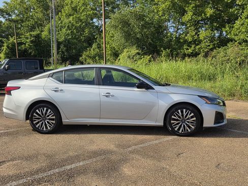 Used 2025 Nissan Altima 2.5 SV FWD image 3