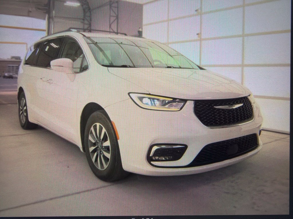 Used 2021 Chrysler Pacifica Touring-L FWD image 1