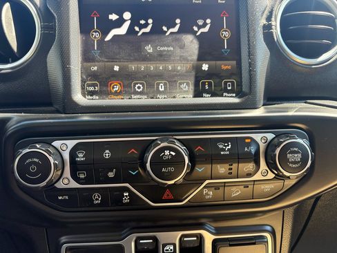 Used 2018 Jeep Wrangler Unlimited Sahara AWD/4WD image 19