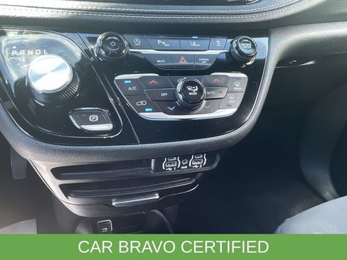 Used 2023 Chrysler Pacifica Touring FWD image 18