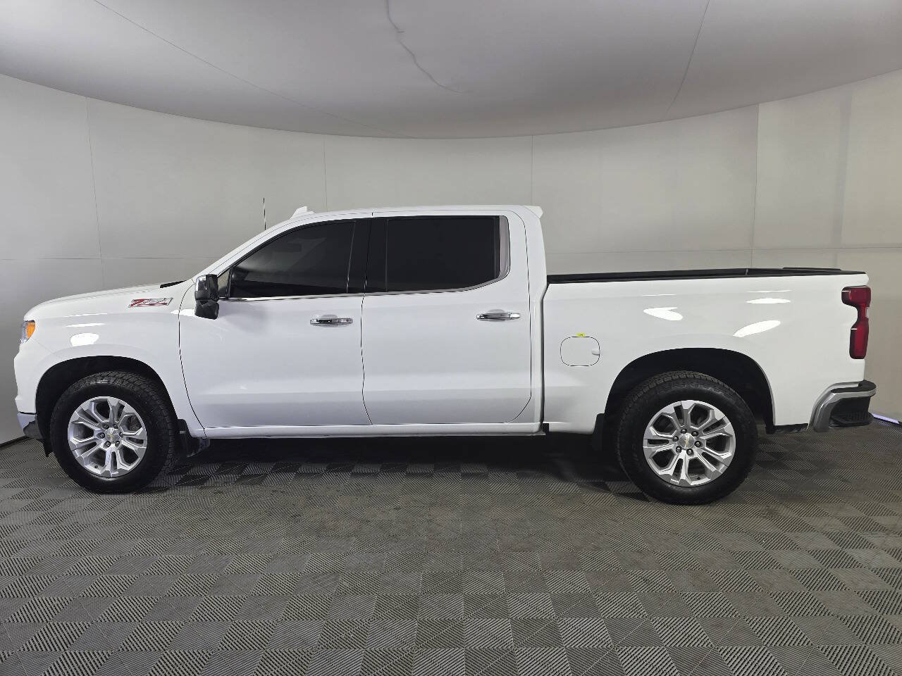 Used 2023 Chevrolet Silverado 1500 LTZ w/ LTZ Convenience Package II AWD/4WD image 6
