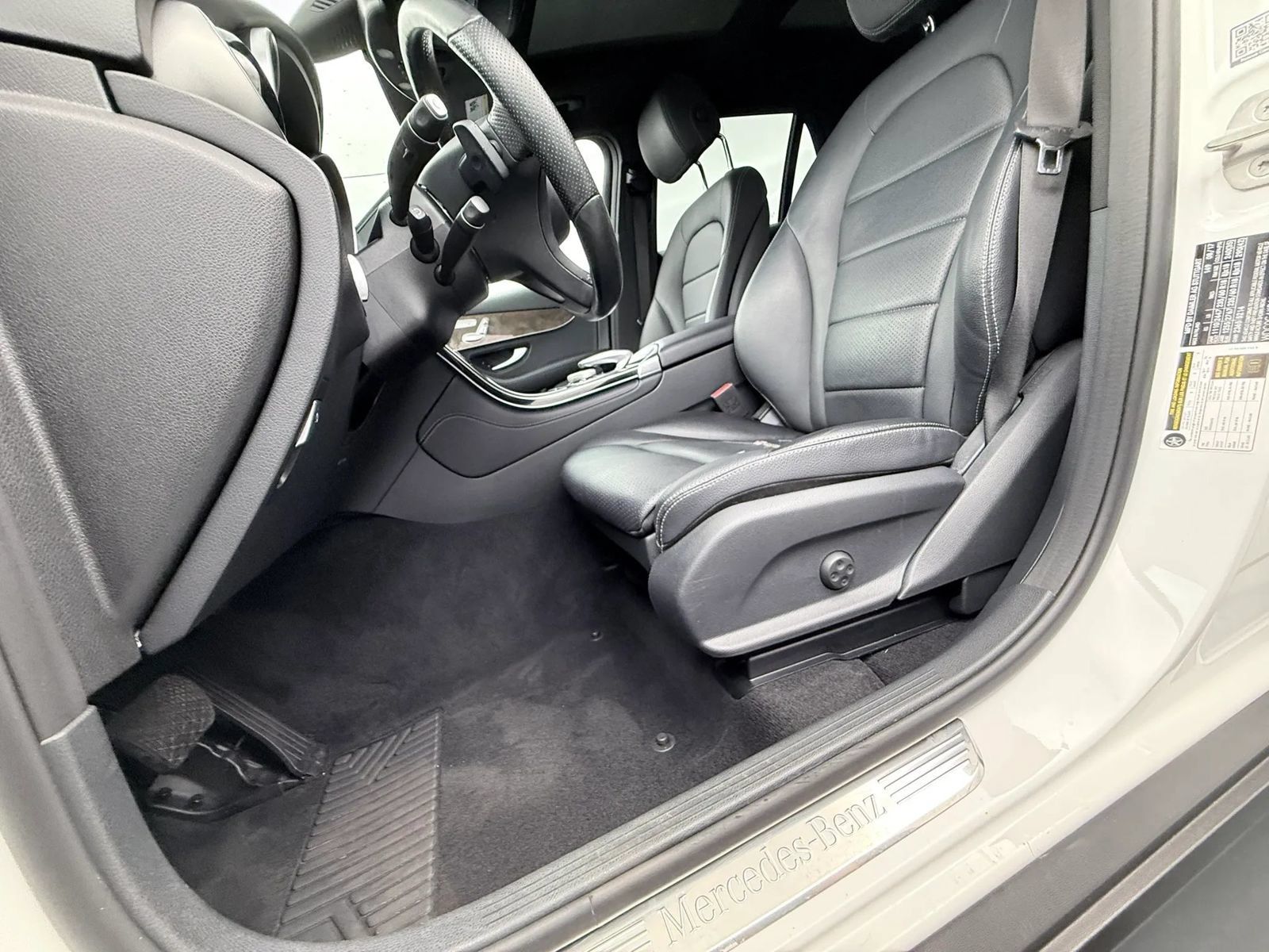 Used 2018 Mercedes-Benz GLC 300 4MATIC image 34