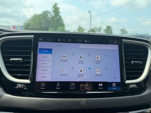 Used 2023 Chrysler Pacifica Touring-L FWD image 19