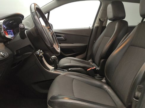 Used 2020 Chevrolet Trax LT w/ LT Convenience Package FWD image 17