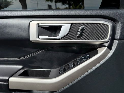 Used 2023 Ford Explorer XLT AWD/4WD image 17