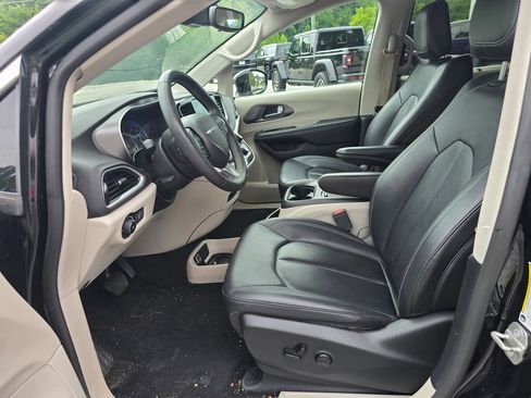Used 2024 Chrysler Pacifica Touring-L FWD image 4