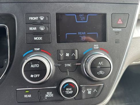 Used 2017 Toyota Sienna LE image 29