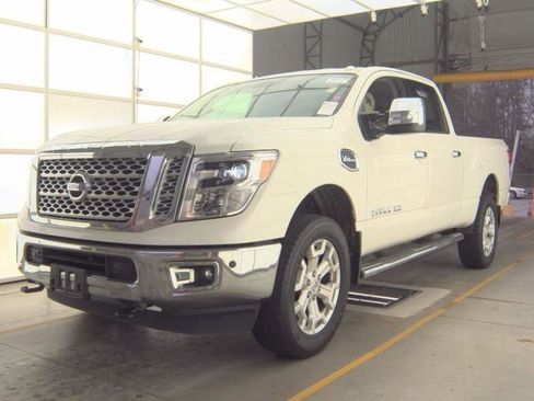 Used 2017 Nissan Titan SL image 5