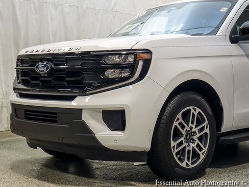 Used 2025 Ford Expedition Active AWD/4WD image 3