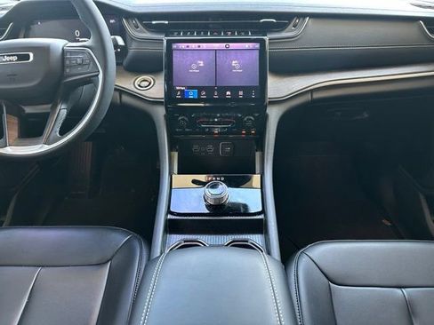 Used 2025 Jeep Grand Cherokee Limited RWD image 17