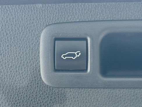 Used 2021 Toyota Highlander XLE image 18