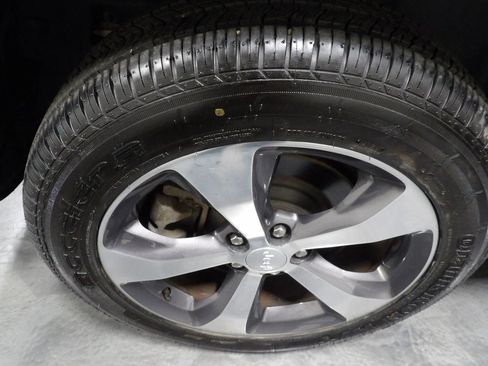 Used 2019 Jeep Cherokee Limited image 19