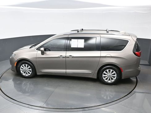 Used 2018 Chrysler Pacifica Touring-L Plus w/ Advanced Safetytec Group FWD image 38