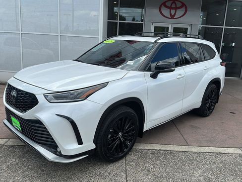 Used 2023 Toyota Highlander XSE AWD/4WD image 3