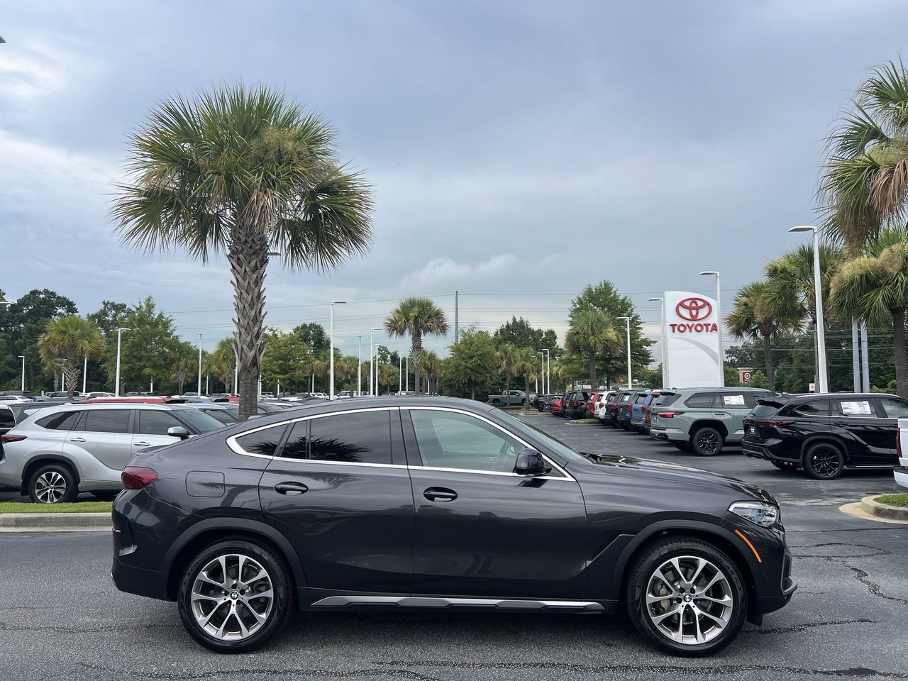 Used 2021 BMW X6 xDrive40i w/ Executive Package AWD/4WD image 11