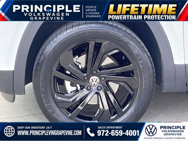 Used 2023 Volkswagen Atlas SE w/ Panoramic Sunroof Package FWD image 3