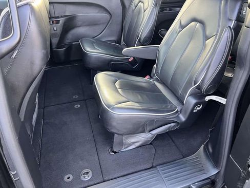 Certified 2025 Chrysler Pacifica Limited image 25
