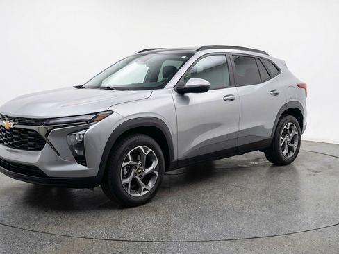 Used 2025 Chevrolet Trax LT FWD image 3