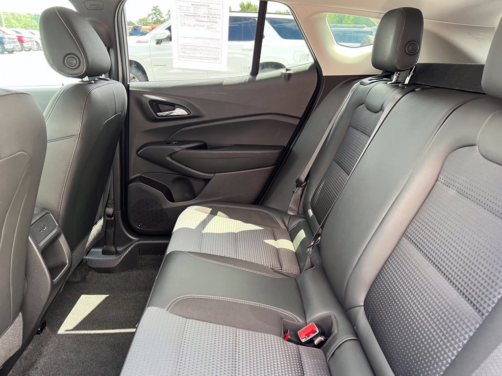Used 2025 Chevrolet Trax LT FWD image 8