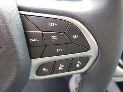 Used 2024 Chrysler Pacifica Touring-L FWD image 12