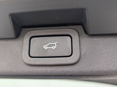 Used 2020 Land Rover Discovery HSE image 14