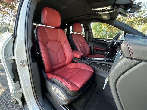 Certified 2025 Porsche Macan image 29