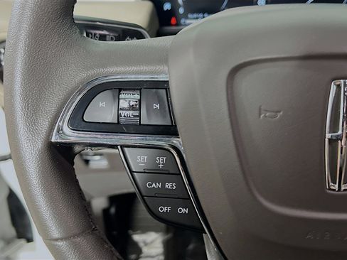 Used 2022 Lincoln Nautilus FWD w/ Premium Package image 19