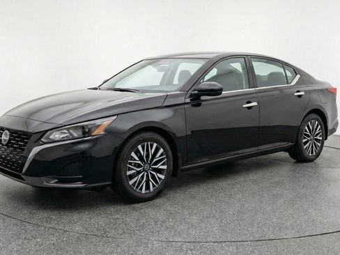 Used 2025 Nissan Altima 2.5 SV image 3