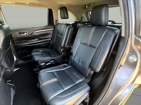 Used 2018 Toyota Highlander SE FWD image 21