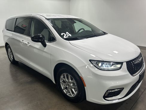 Used 2024 Chrysler Pacifica Touring-L image 2