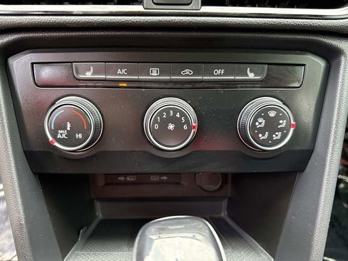Used 2022 Volkswagen Taos SE w/ Panoramic Sunroof Package FWD image 28