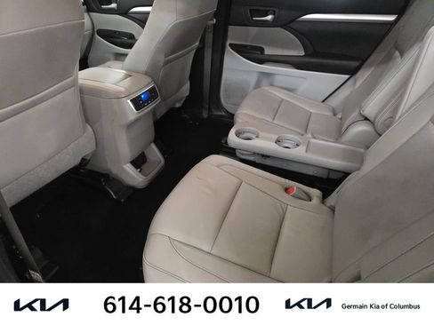 Used 2018 Toyota Highlander XLE image 19