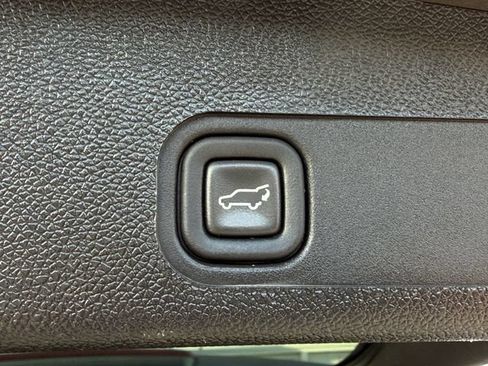 Used 2013 Chevrolet Tahoe LTZ RWD image 32