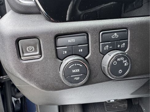 Used 2022 Chevrolet Silverado 1500 LT AWD/4WD image 16