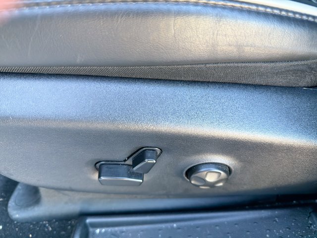 Used 2025 Chrysler Pacifica Limited FWD image 15