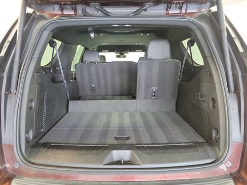 Used 2022 Chevrolet Suburban LT w/ Luxury Package RWD image 25