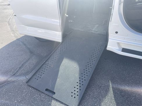 Used 2022 Chrysler Pacifica Touring-L w/ S Appearance Package image 9