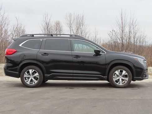 Used 2024 Subaru Ascent Premium w/ Convenience Package image 2