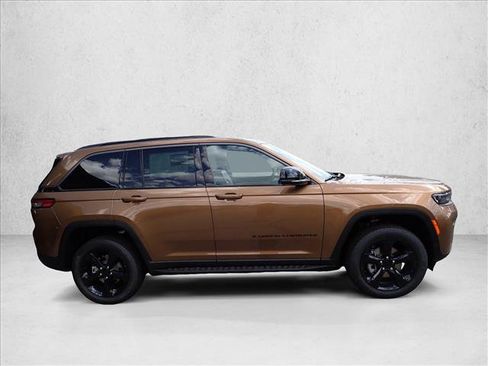 New 2026 Jeep Grand Cherokee Limited w/ Limited Altitude Package AWD/4WD image 5