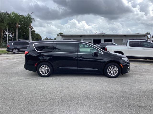 Used 2024 Chrysler Pacifica Touring-L FWD image 5