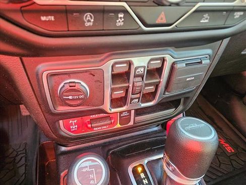 Used 2023 Jeep Gladiator Mojave w/ Cold Weather Group image 16