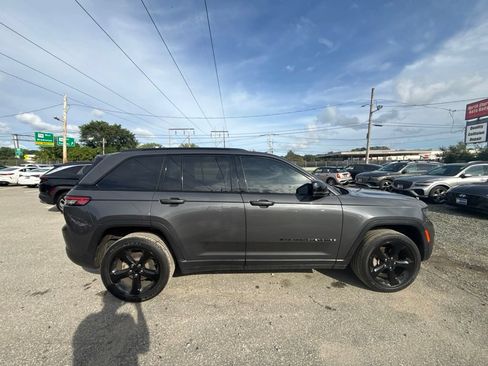 Used 2023 Jeep Grand Cherokee Altitude AWD/4WD image 4