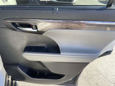 Used 2021 Toyota Highlander Platinum image 46