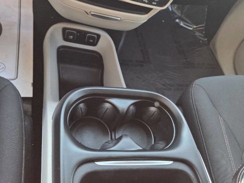 Used 2018 Chrysler Pacifica Touring Plus w/ Tire & Wheel Group image 15